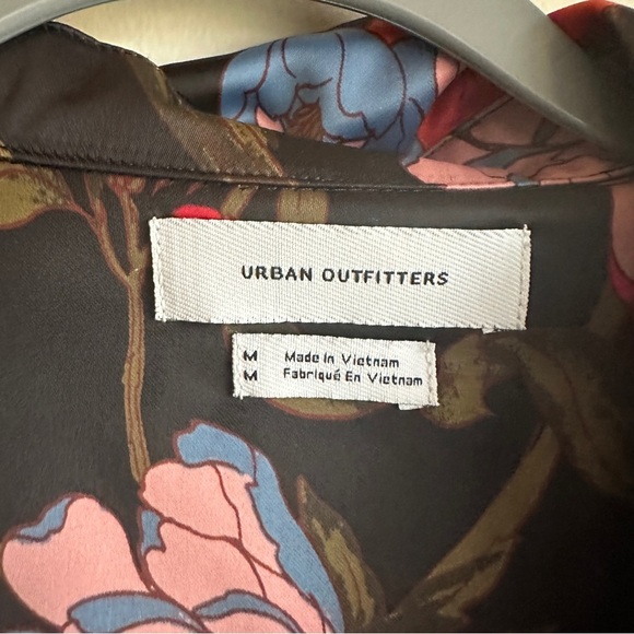 Urban Outfitters Black Floral Button Down Shirt M - Picture 2 of 13